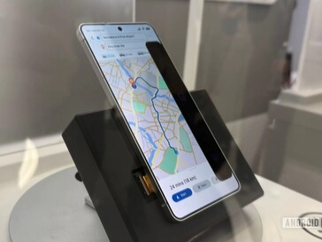 Telefon Samsung Galaxy z nowszą wersją Privacy Display, blokującą około jednej trzeciej ekranu.