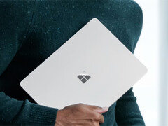 Laptop Surface 13 cali jest najmniejszym laptopem, jaki firma Microsoft obecnie sprzedaje.