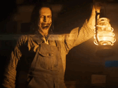 Złowieszcza postać trzymająca latarnię wskazuje na horrory, które nadejdą w serii The Conjuring (źródło zdjęcia: Warner Bros)