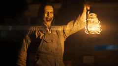Złowieszcza postać trzymająca latarnię wskazuje na horrory, które nadejdą w serii The Conjuring (źródło zdjęcia: Warner Bros)
