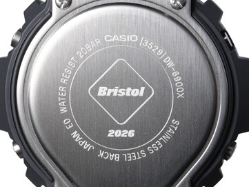 Zbliżenie na grawerowany dekiel z nierdzewnej stali w modelu Casio G-Shock x F.C. Real Bristol DW-6900, na którym widoczne jest logo Bristol oraz napis „2026”.