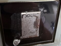 Radiatory konsoli PS5 nie są odporne na długotrwałe skutki korozji galowej, o czym świadczy ta trwale uszkodzona powierzchnia styku.