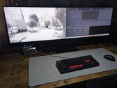 Na ekranie urządzenia Innocn E49M1R po lewej stronie wyświetlany jest rysunek techniczny, a po prawej stronie program DaVinci Resolve.