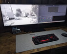 Na ekranie urządzenia Innocn E49M1R po lewej stronie wyświetlany jest rysunek techniczny, a po prawej stronie program DaVinci Resolve.