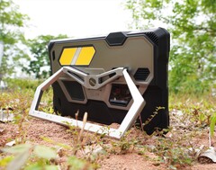 Tank Pad Ultra to wyjątkowo wytrzymały tablet wyposażony w projektor 1 080p.