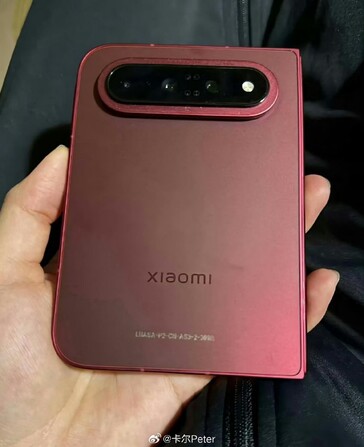 Widok modelu Xiaomi 18 Fold ukazujący jego szeroki tył.