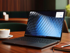 Dell Pro 5 Series 14 (P514260) posiada aluminiową górną pokrywę, podpórkę pod nadgarstki i dolną pokrywę.