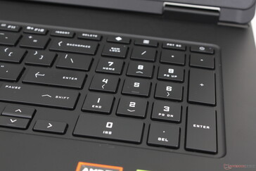 Stosunkowo obszerna klawiatura numeryczna, ale z ciasnymi klawiszami strzałek