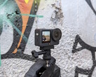 DJI Osmo Action 6 przed ścianą z graffiti
