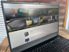 Na zewnątrz (jasny dzień, bez bezpośredniego światła słonecznego)