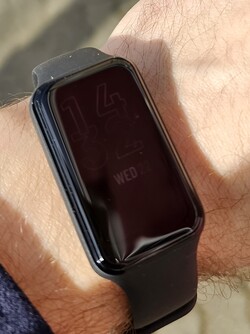 Czytelność wyświetlacza AMOLED w Amazfit Band 7 w słońcu