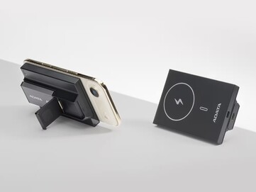 Wbudowana podpórka sprawia, że SR800 można używać bez użycia rąk. (Źródło zdjęcia: Adata)