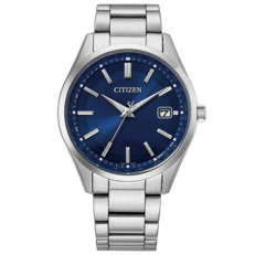 Zegarek Citizen CB0300-53L z mechanizmem Eco-Drive sterowanym radiowo, z niebieską tarczą o wykończeniu typu „sunburst”, bransoletą ze stali nierdzewnej, indeksami w kształcie pałeczek oraz okienkiem datownika.