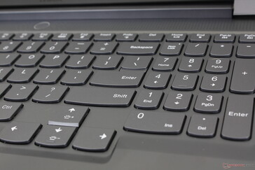 Klawisze strzałek są większe niż w większości innych laptopów do gier. Numpad jest jednak nadal ciasny i węższy od głównych klawiszy QWERTY