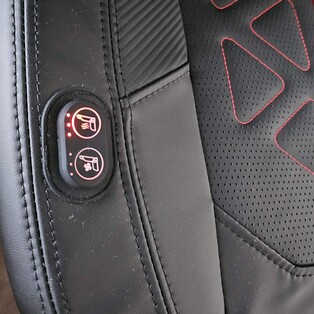 Ogrzewanie fotela, pokazane na czerwono, można regulować w trzech stopniach. 