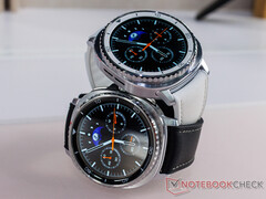 Zegarek Galaxy Watch 8 Classic jest wyposażony w przycisk Quick z boku. Na zdjęciu: dwie wersje kolorystyczne smartwatcha. (Źródło zdjęcia: Notebookcheck)