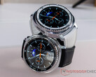 Zegarek Galaxy Watch 8 Classic jest wyposażony w przycisk Quick z boku. Na zdjęciu: dwie wersje kolorystyczne smartwatcha. (Źródło zdjęcia: Notebookcheck)
