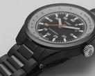 Huckberry x Timex 1979 Black Max, na zdjęciu z czarnym paskiem ze stali nierdzewnej na białym tle. (Źródło zdjęcia: Timex)