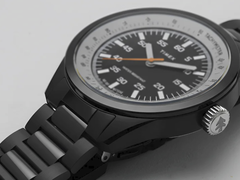Huckberry x Timex 1979 Black Max, na zdjęciu z czarnym paskiem ze stali nierdzewnej na białym tle. (Źródło zdjęcia: Timex)