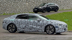 Mercedes Klasy C EQ: zdjęcia szpiegowskie nowego elektrycznego sedana - przełom w designie i zasięgu. (Źródło zdjęcia: Andrei Nedelea)pdate promise is significantly limited.