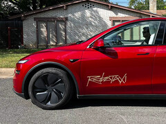 Logo platformy Tesla Robotaxi na Modelu Y. (Źródło zdjęcia: TslaChan/X)
