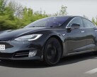 Tesla Model S P90D z ponad 430 tysiącami kilometrów na oryginalnym akumulatorze nadal działa doskonale, z wyjątkiem pewnego zużycia wnętrza. (Źródło: AutoTrader via YouTube)