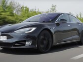 Tesla Model S P90D z ponad 430 tysiącami kilometrów na oryginalnym akumulatorze nadal działa doskonale, z wyjątkiem pewnego zużycia wnętrza. (Źródło: AutoTrader via YouTube)