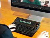 Vision Board łączy w sobie dotykowy wyświetlacz LCD z mechaniczną klawiaturą i pokrętłem głośności. (Źródło: Valmond na Makuake)