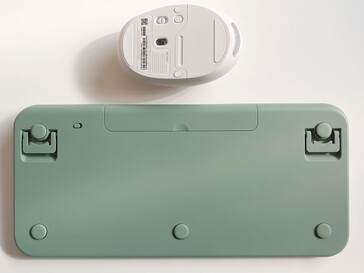 Przyciski zasilania na spodzie (źródło obrazu: Notebookcheck)