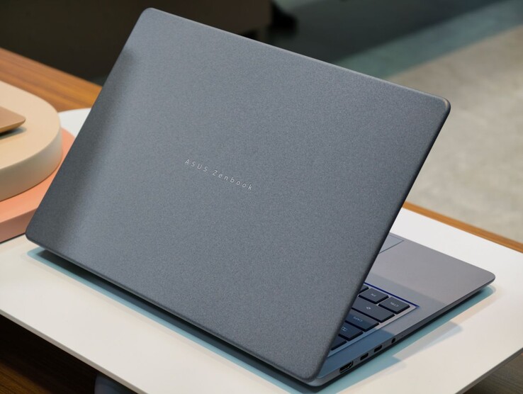 Aluminiowe pokrywy laptopów Zenbook 14 2026 mają unikalną teksturę, która jest odporna na rozmazywanie i zarysowania.