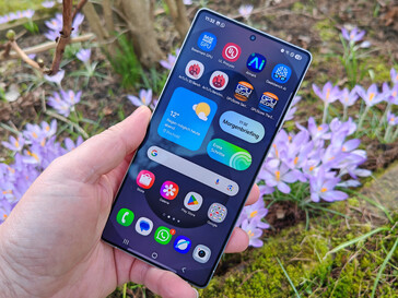 Samsung Galaxy S25 Ultra na zewnątrz