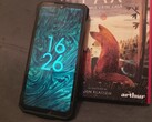 Fire 7 Pro obok książki. (Źródło zdjęcia: Sergey Tarasov - Notebookcheck)