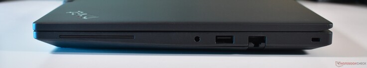 po prawej: 3,5 mm audio, USB-A 3.2 Gen 1, RJ45-Ethernet, Kensington Lock