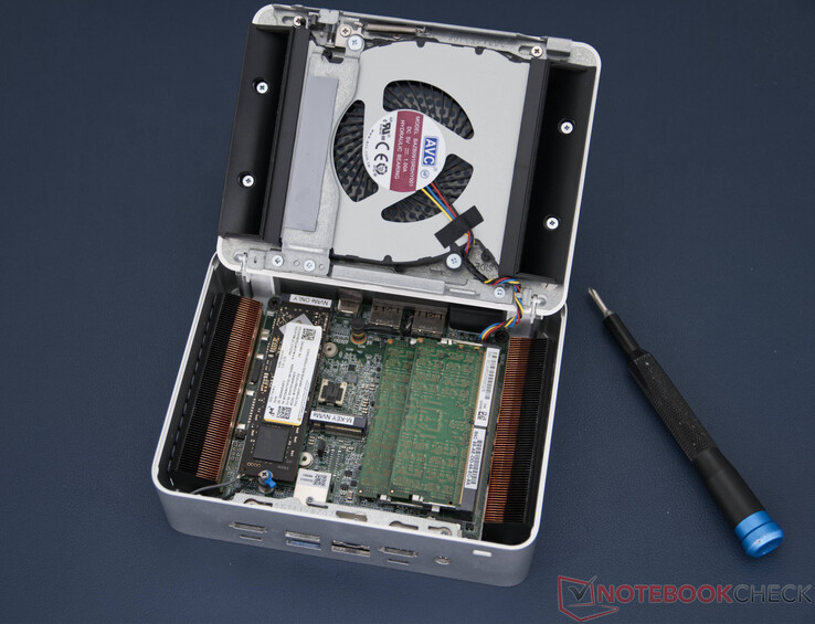 Asus NUC 15 Pro+ z otwartym spodem