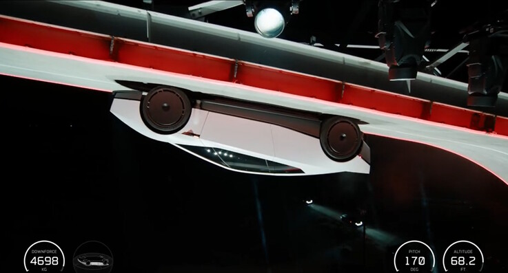 Tesla Roadster EV wygenerował siłę około 4700 kg, aby pozostać zaparkowany do góry kołami na torze testowym.