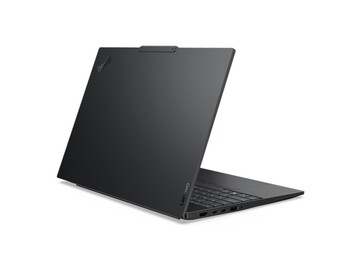 ThinkPad E16 Gen 4 jest wyposażony w porty USB-C, USB-A oraz HDMI