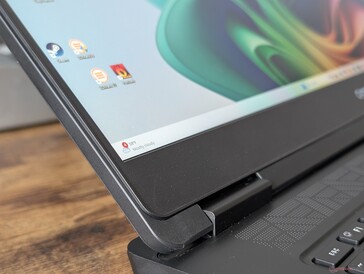 Brak opcji szkła krawędziowego, OLED lub ekranu dotykowego w celu utrzymania niskich kosztów