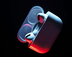 Oczekuje się, że AirPods Pro 3 będą wyposażone w mniejsze etui ładujące bez przycisku parowania. (Źródło zdjęcia: Patrick Zahn)