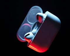 Oczekuje się, że AirPods Pro 3 będą wyposażone w mniejsze etui ładujące bez przycisku parowania. (Źródło zdjęcia: Patrick Zahn)