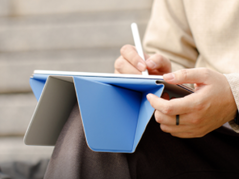 Dynamic Folio firmy Moft (na zdjęciu) można złożyć, aby podeprzeć iPada pod ponad 20 różnymi kątami. (Zdjęcie za pośrednictwem Moft)