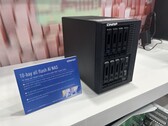 Dziesięć dysków mieści się w jeszcze nienazwanym systemie NAS za pośrednictwem wyjmowanych kieszeni na dyski.