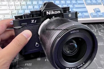 Przód Zf wydaje się być dość pozbawiony elementów sterujących, innych niż elementy zwalniające obiektyw. (Źródło zdjęcia: Nikon Rumors)