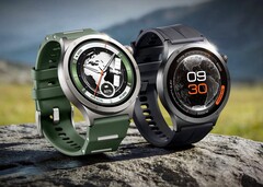 OnePlus Watch 4 ma tytanową obudowę z szafirowym szkłem z przodu.