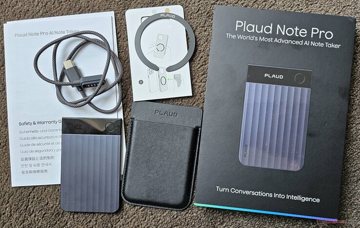 Kompaktowe opakowanie zawiera kabel do ładowania, skróconą instrukcję obsługi, etui magnetyczne, pierścień magnetyczny i urządzenie.