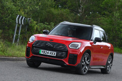 W pełni elektryczny Mini Countryman. Nowe dane pokazują, że brytyjscy właściciele pojazdów elektrycznych mogą zaoszczędzić do 30 procent kosztów utrzymania (źródło zdjęcia: Autocar)