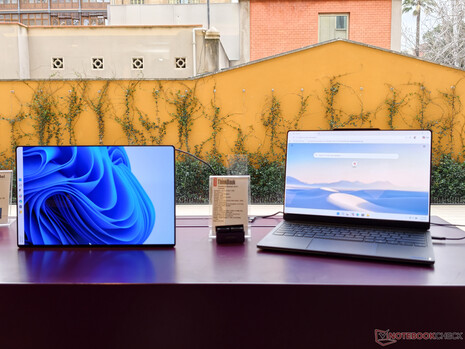 Dodatkowy ekran koncepcji ThinkBook Modular AI PC jako wyświetlacz boczny