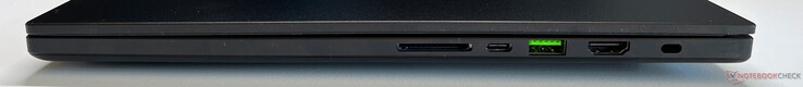 Po prawej stronie: Czytnik kart SD, USB-C 4.0 (40 Gbit/s, DisplayPort 1.4, Power Delivery 3.0), USB-A 3.2 Gen.2, HDMI 2.1, Kensington Security Lock