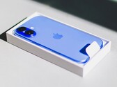 Apple iPhone 16 był zdecydowanie najlepiej sprzedającym się smartfonem w 2025 roku. (Źródło zdjęcia: Bram Van Oost)
