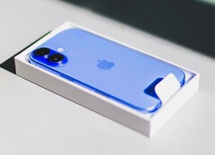 Apple iPhone 16 był zdecydowanie najlepiej sprzedającym się smartfonem w 2025 roku. (Źródło zdjęcia: Bram Van Oost)
