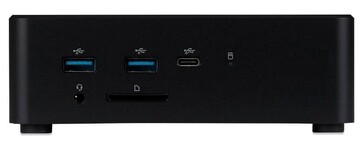 Widok z przodu mini PC iiyama przedstawiający porty USB-A, USB-C, audio oraz czytnik kart SD